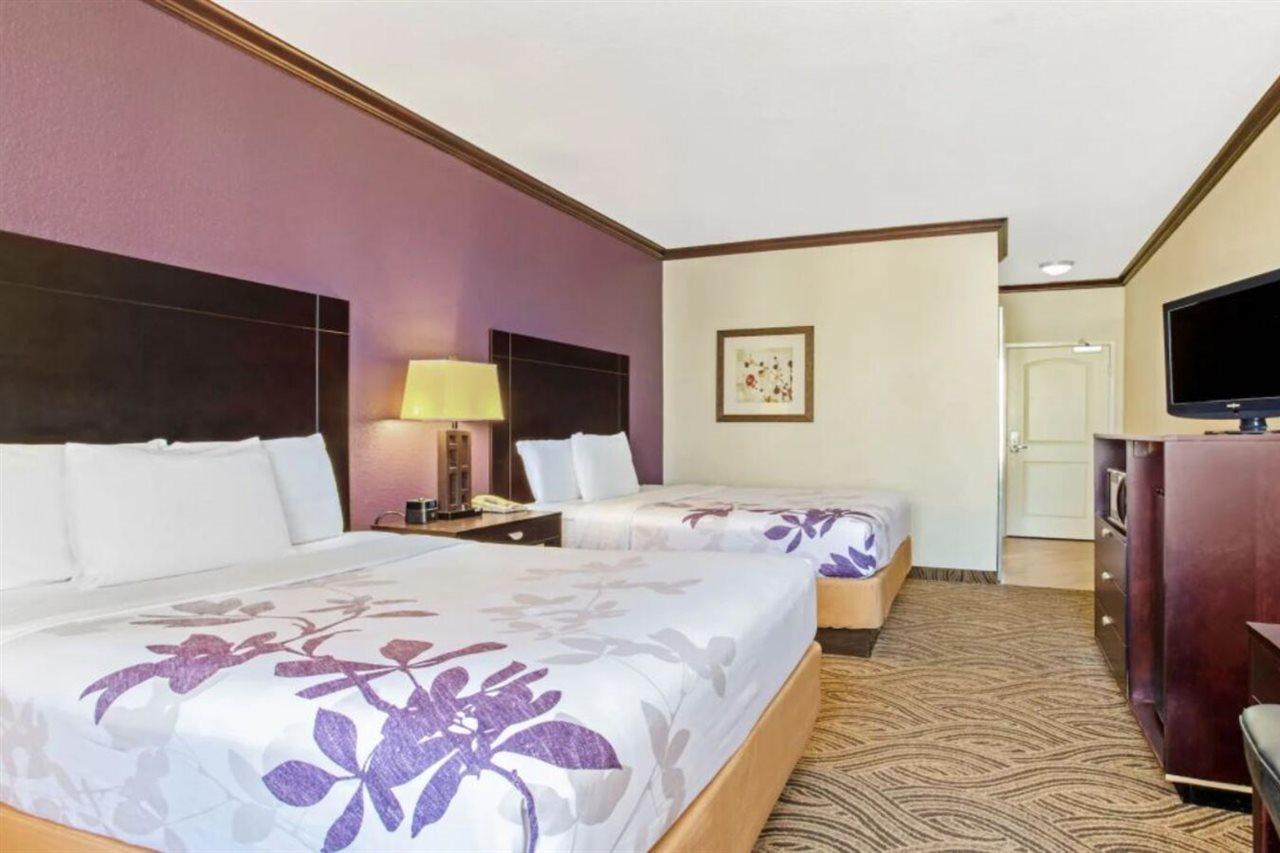 La Quinta Inn & Suites By Wyndham Ft Worth-Burleson Bagian luar foto