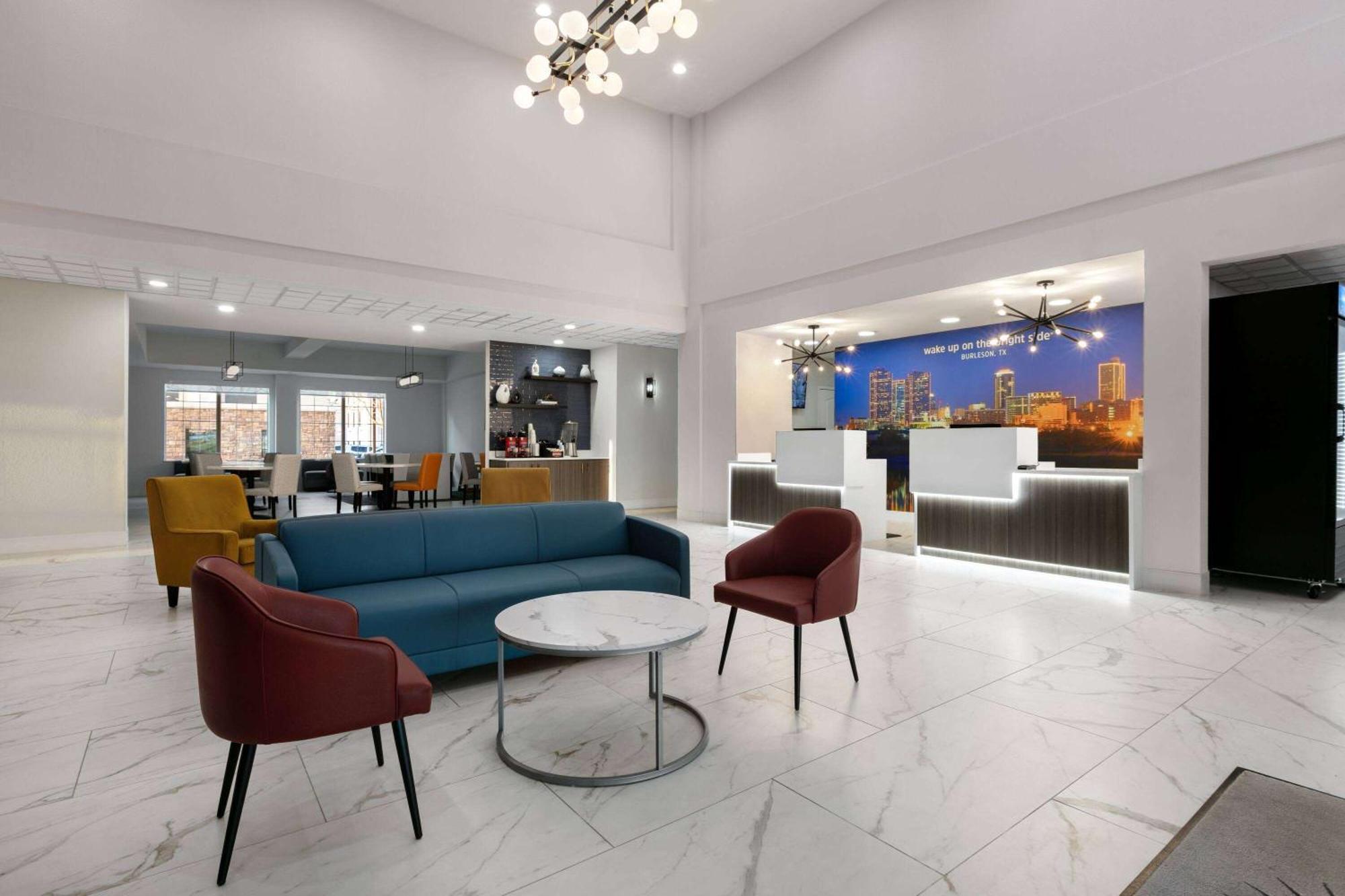 La Quinta Inn & Suites By Wyndham Ft Worth-Burleson Bagian luar foto