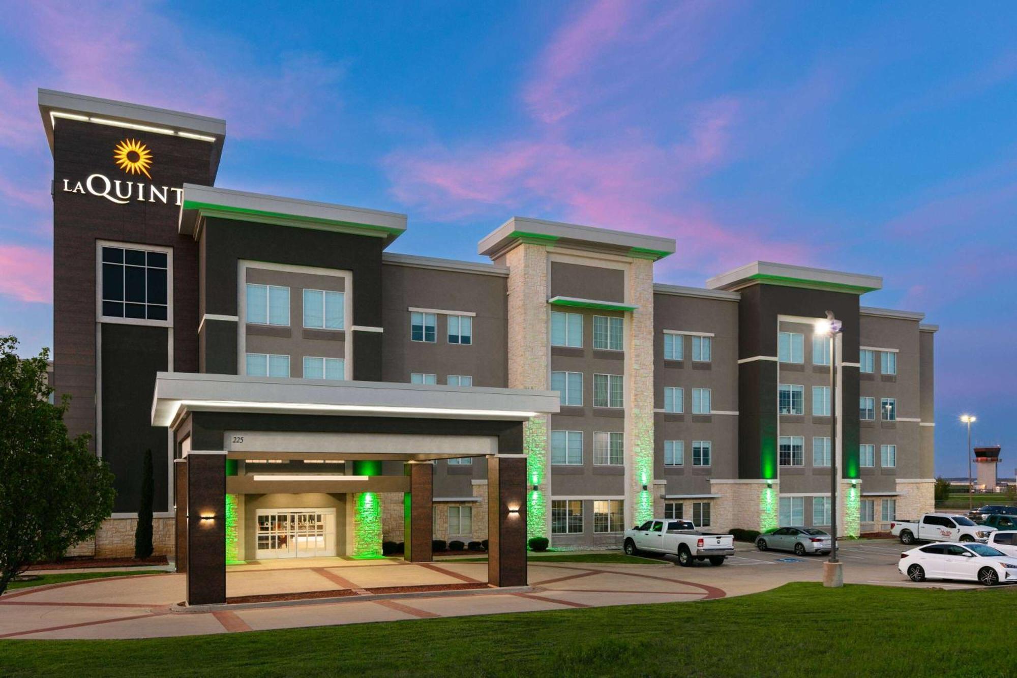 La Quinta Inn & Suites By Wyndham Ft Worth-Burleson Bagian luar foto