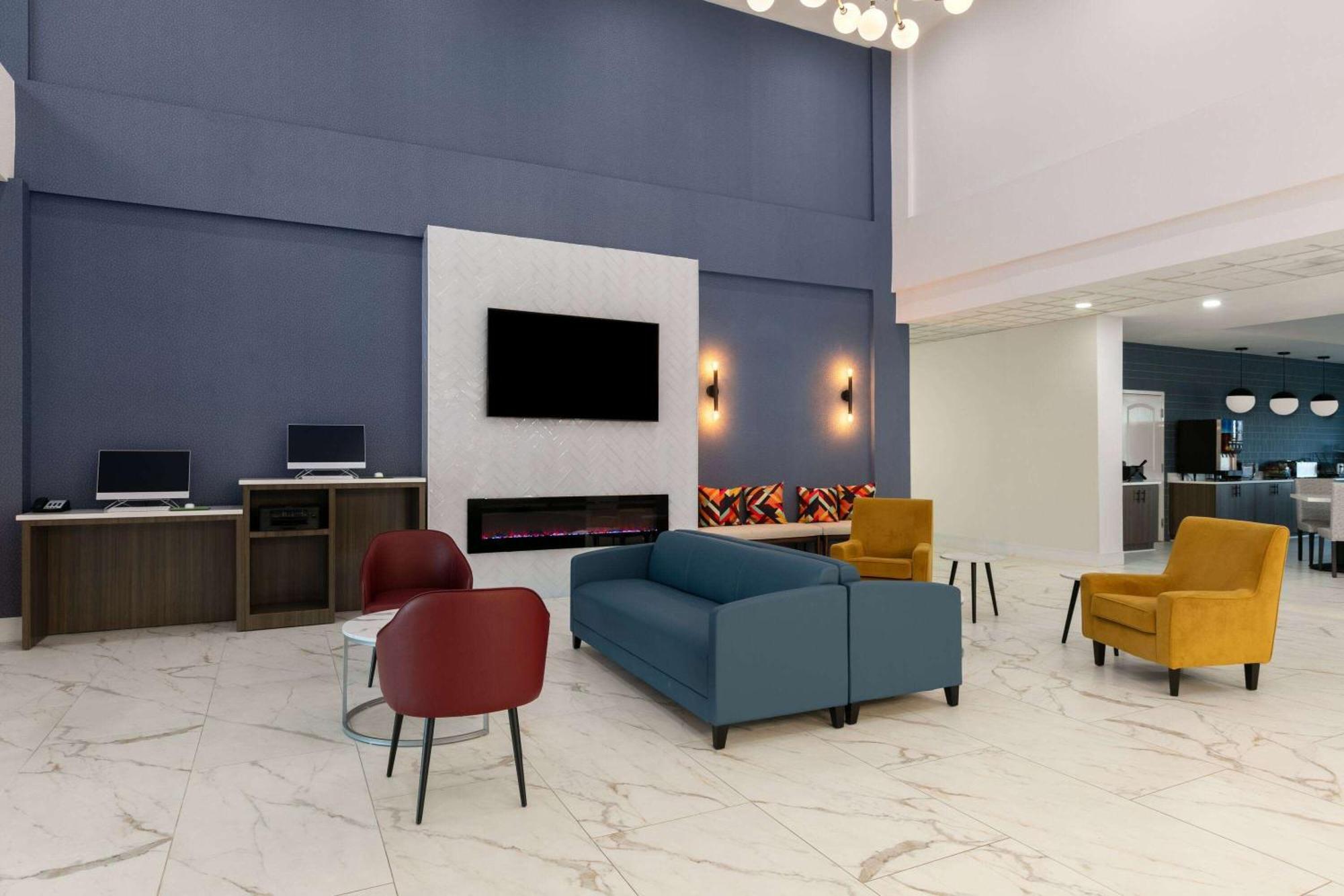 La Quinta Inn & Suites By Wyndham Ft Worth-Burleson Bagian luar foto