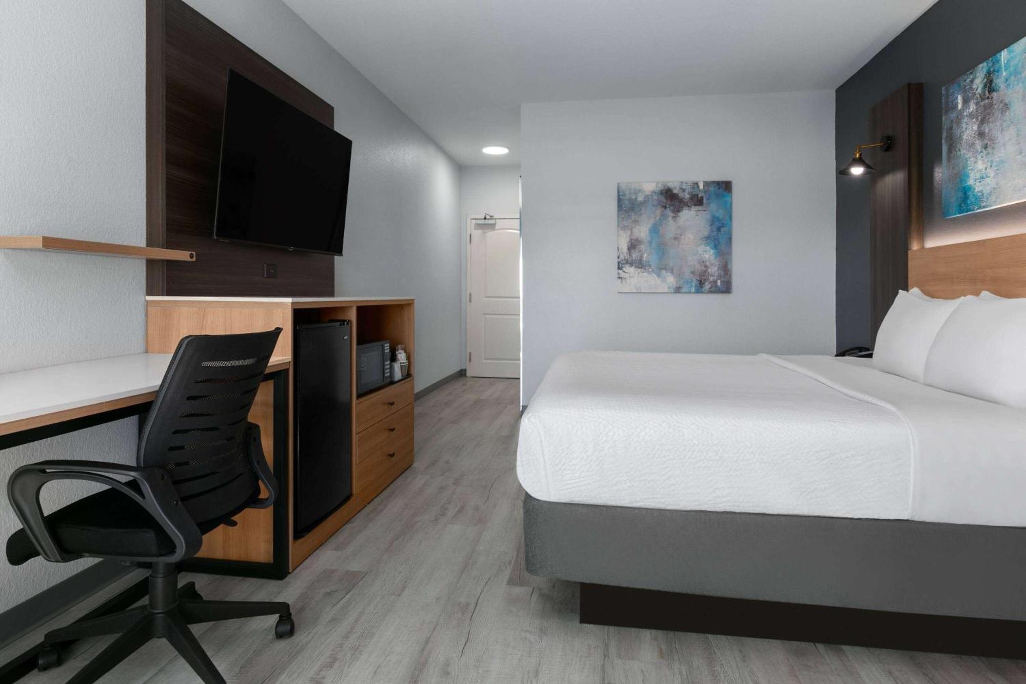 La Quinta Inn & Suites By Wyndham Ft Worth-Burleson Bagian luar foto