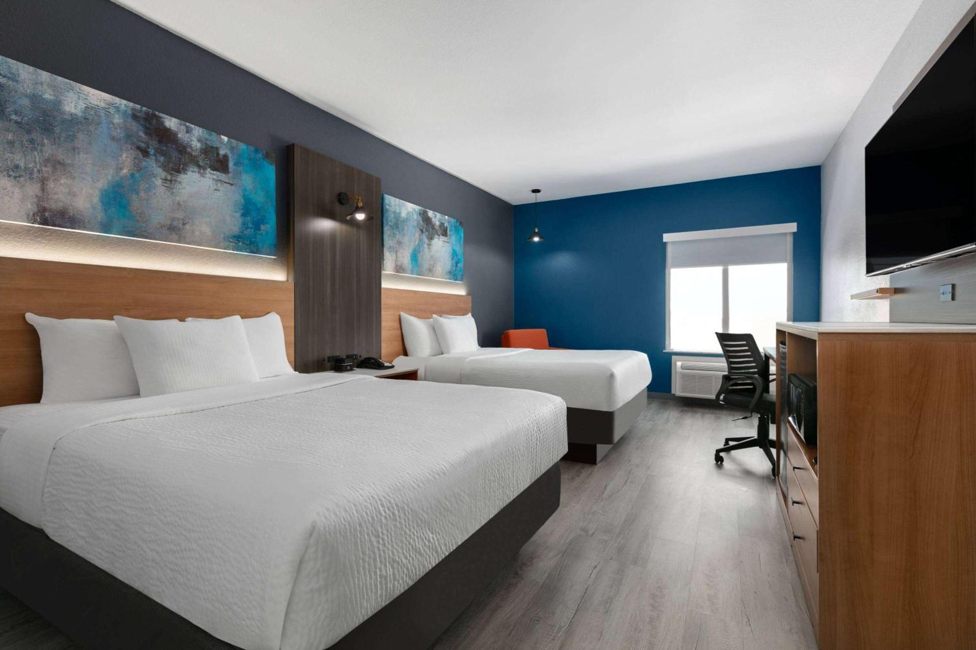 La Quinta Inn & Suites By Wyndham Ft Worth-Burleson Bagian luar foto