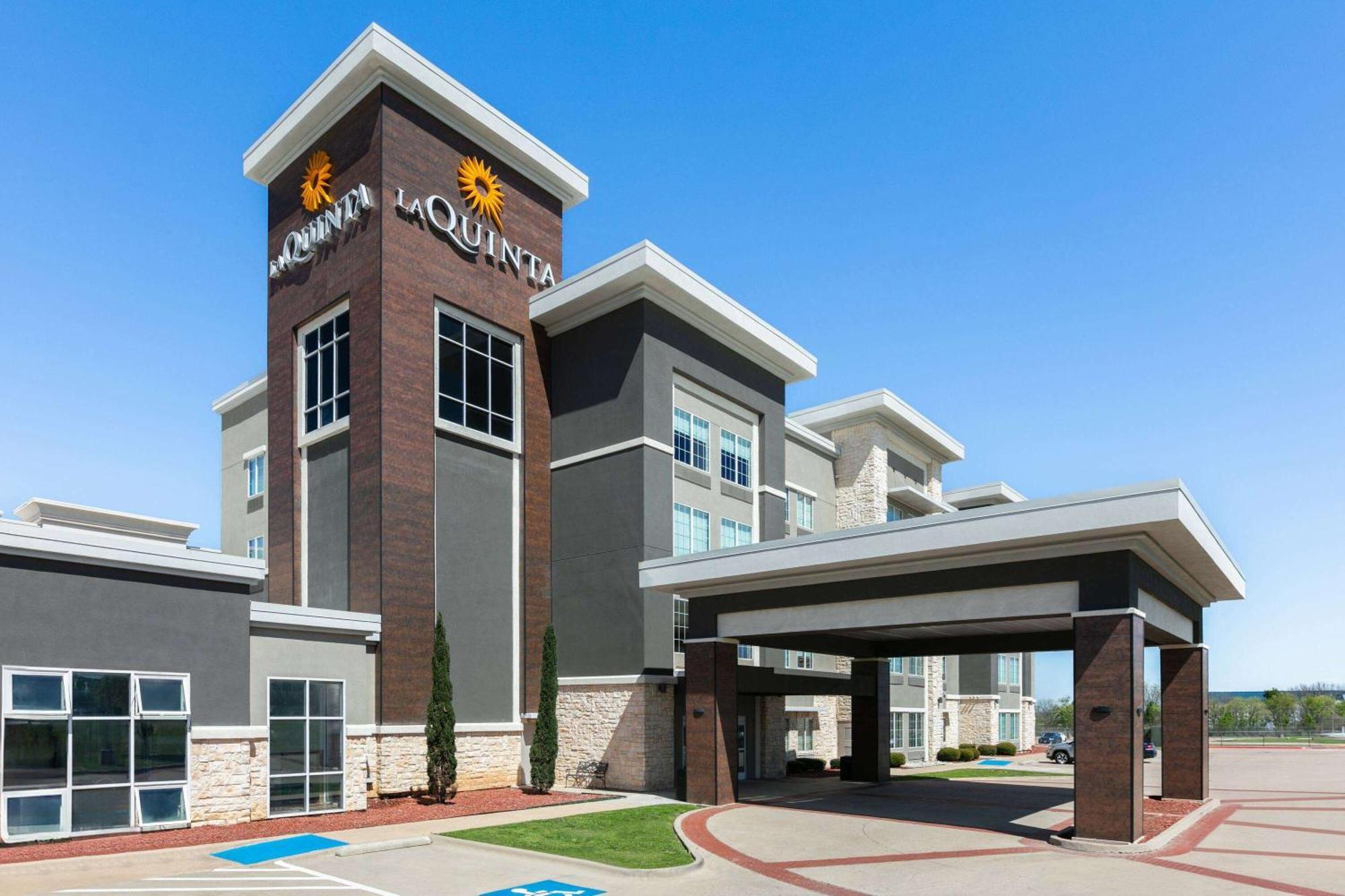 La Quinta Inn & Suites By Wyndham Ft Worth-Burleson Bagian luar foto
