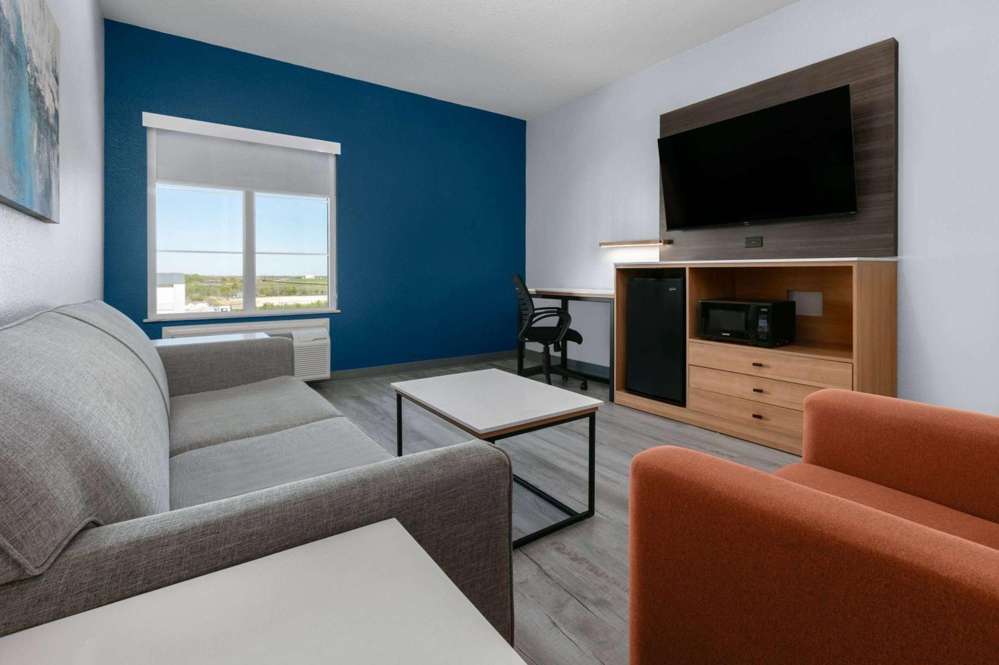 La Quinta Inn & Suites By Wyndham Ft Worth-Burleson Bagian luar foto