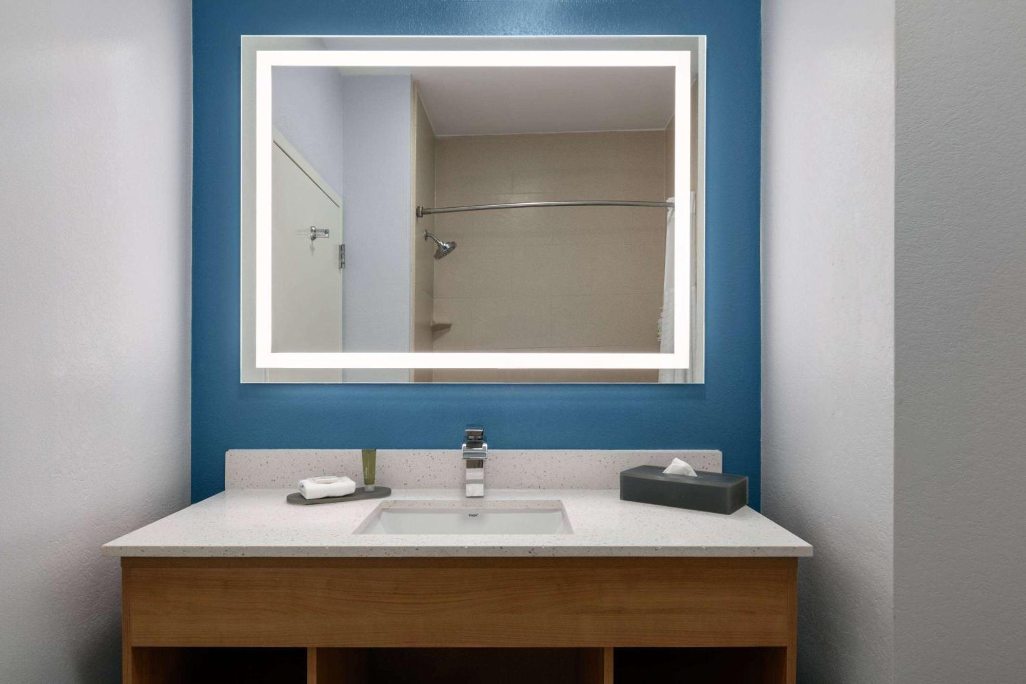 La Quinta Inn & Suites By Wyndham Ft Worth-Burleson Bagian luar foto