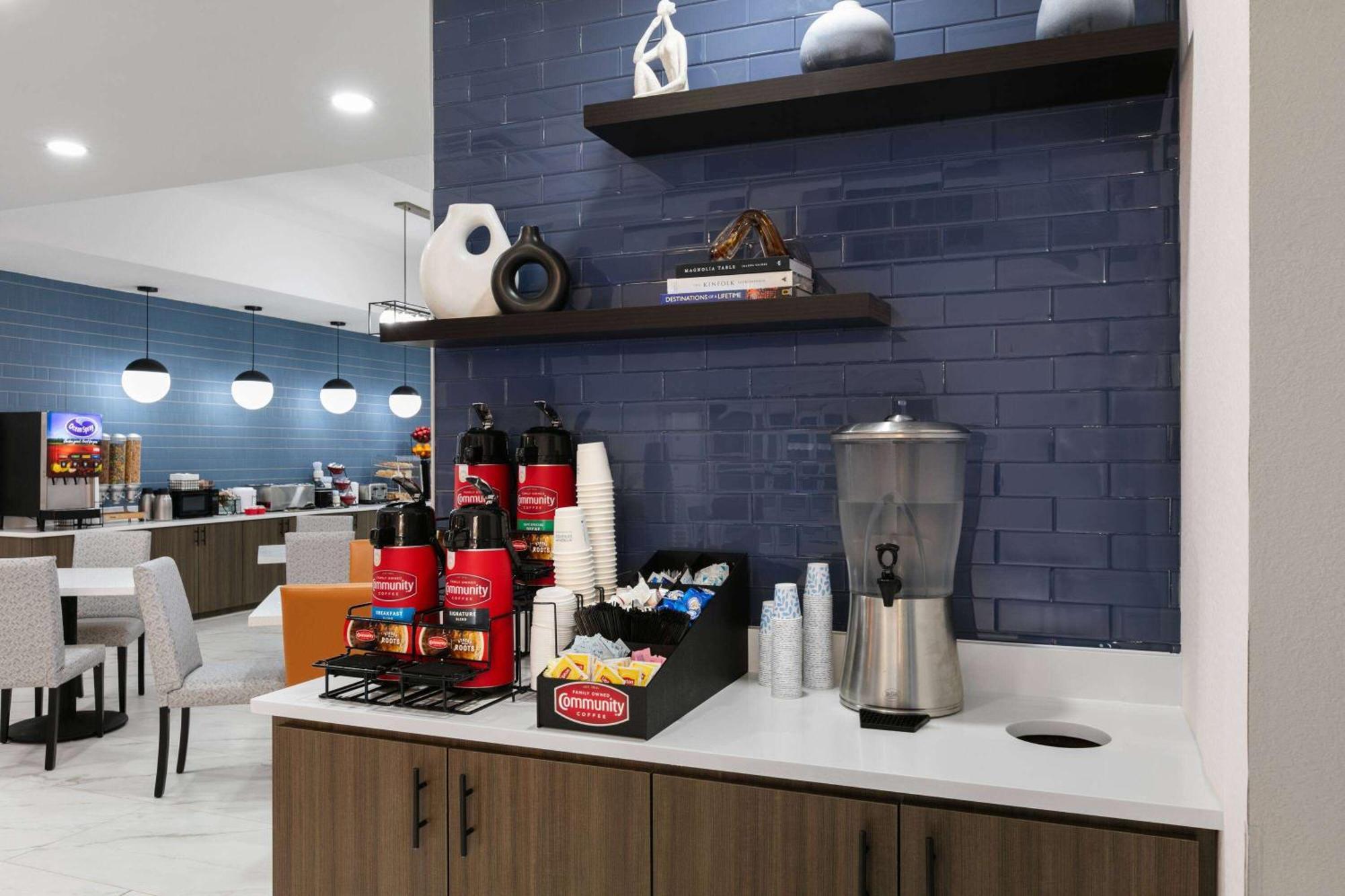 La Quinta Inn & Suites By Wyndham Ft Worth-Burleson Bagian luar foto
