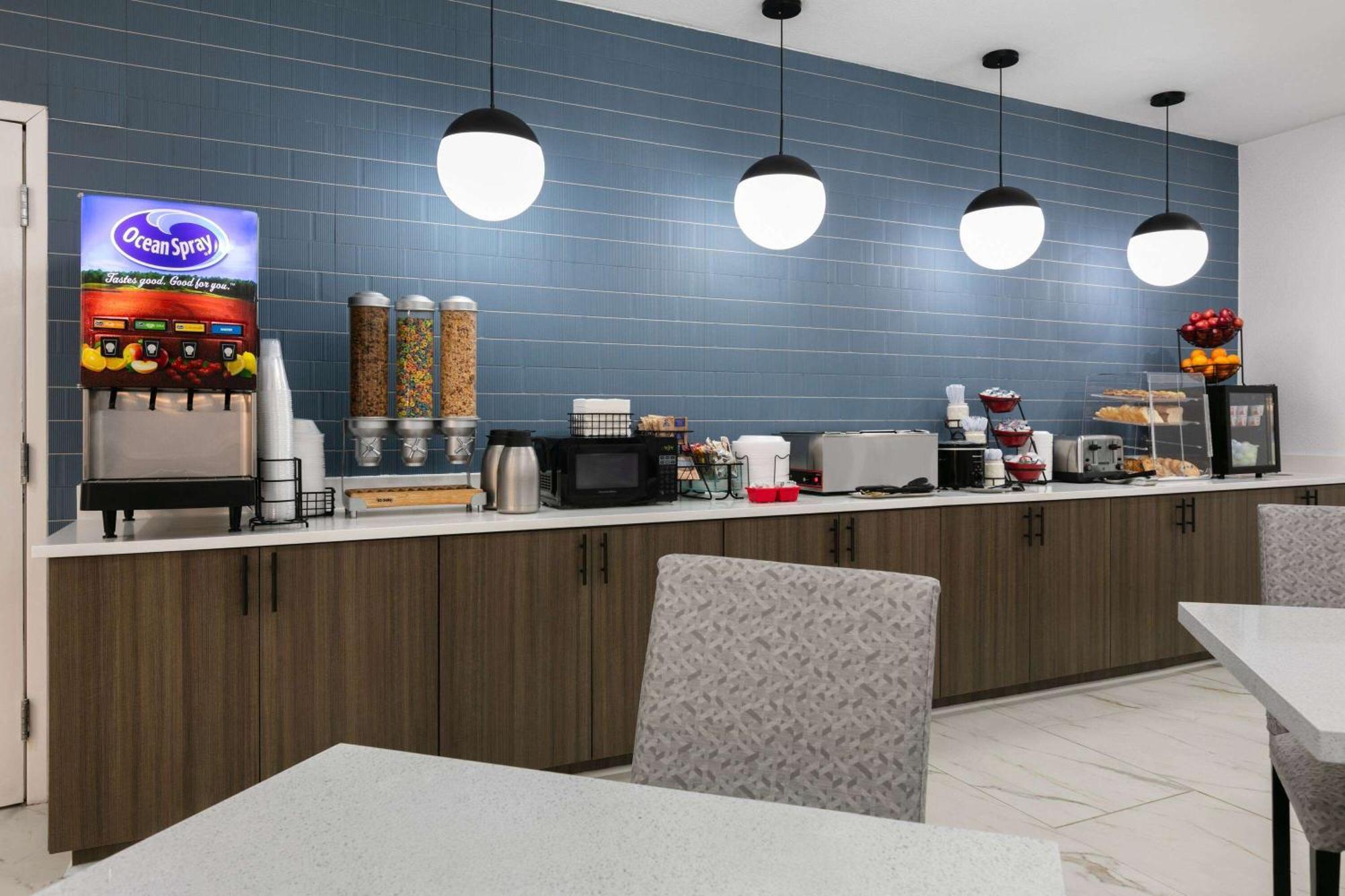 La Quinta Inn & Suites By Wyndham Ft Worth-Burleson Bagian luar foto
