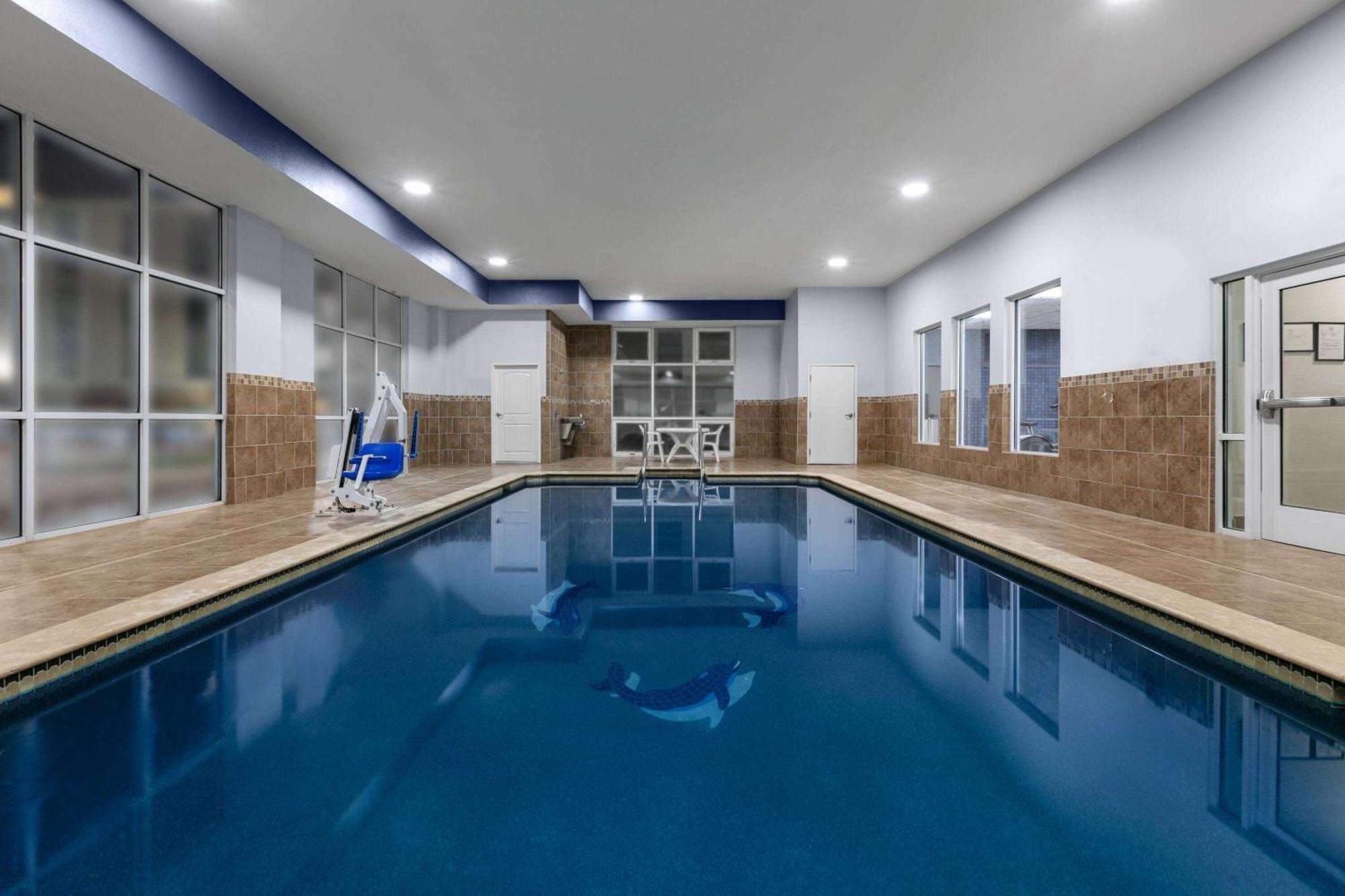 La Quinta Inn & Suites By Wyndham Ft Worth-Burleson Bagian luar foto