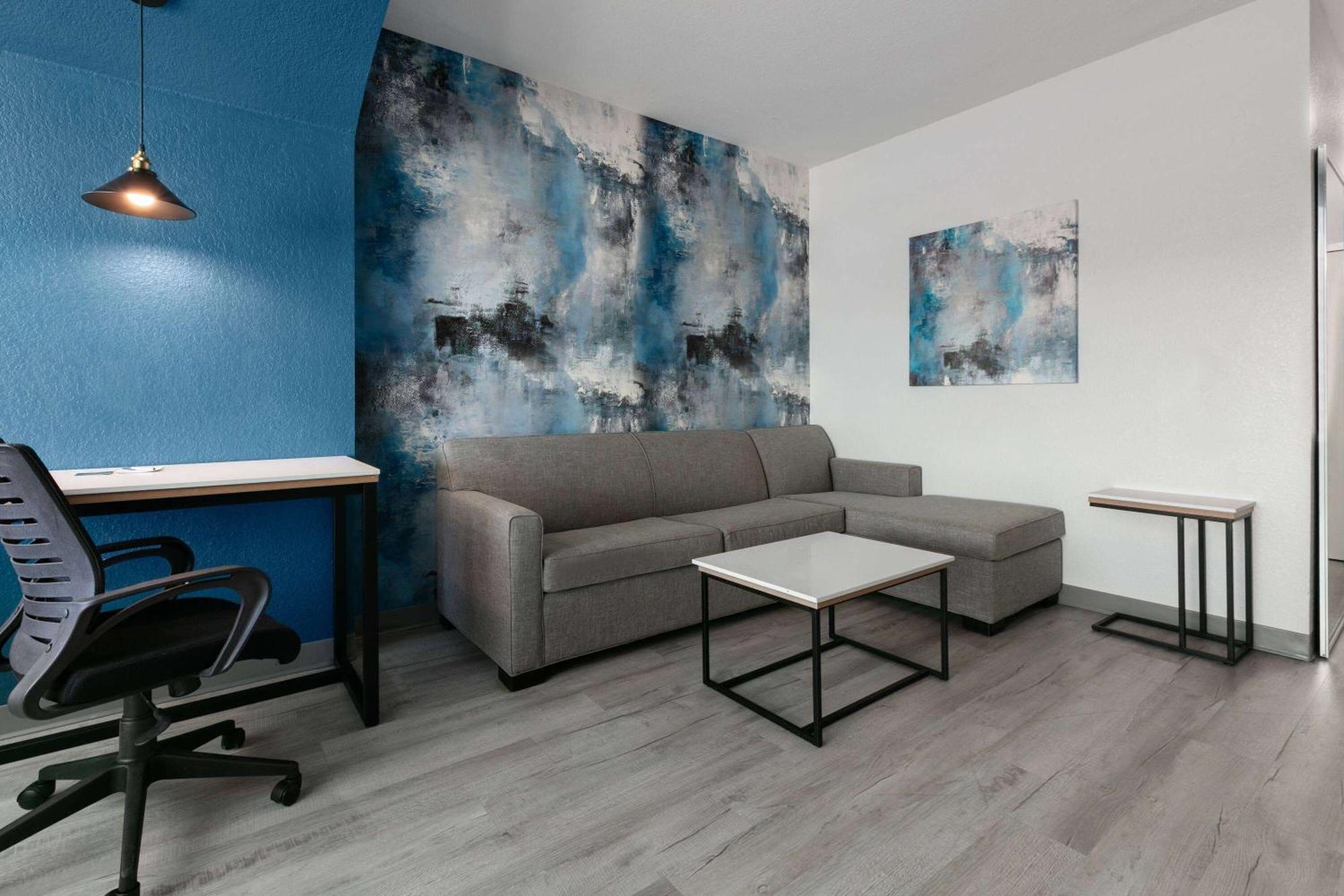 La Quinta Inn & Suites By Wyndham Ft Worth-Burleson Bagian luar foto