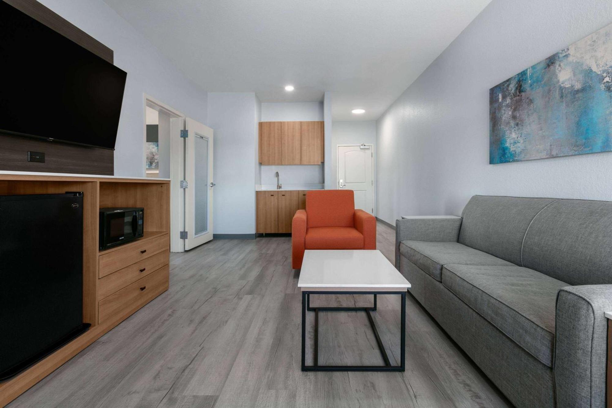 La Quinta Inn & Suites By Wyndham Ft Worth-Burleson Bagian luar foto