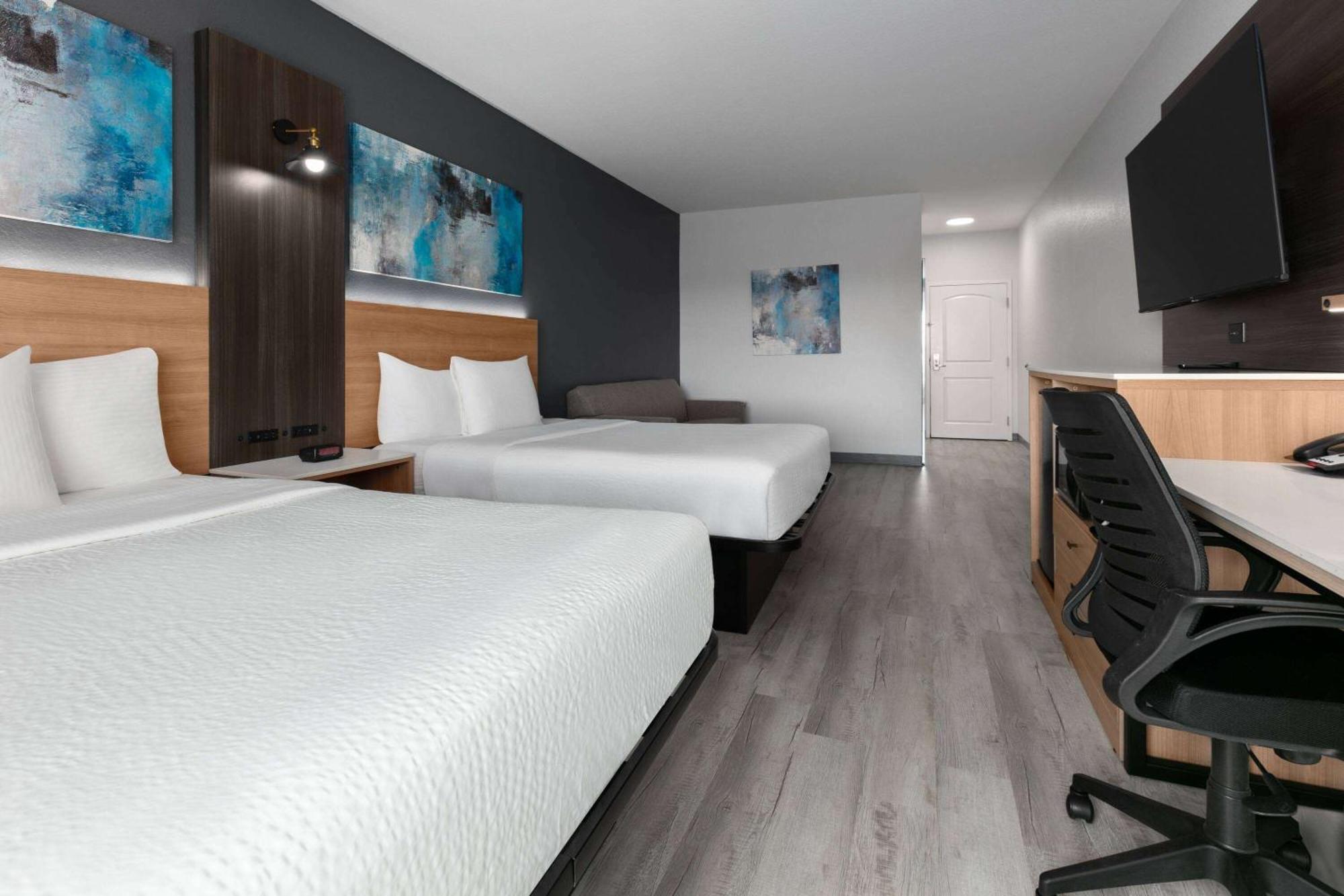 La Quinta Inn & Suites By Wyndham Ft Worth-Burleson Bagian luar foto